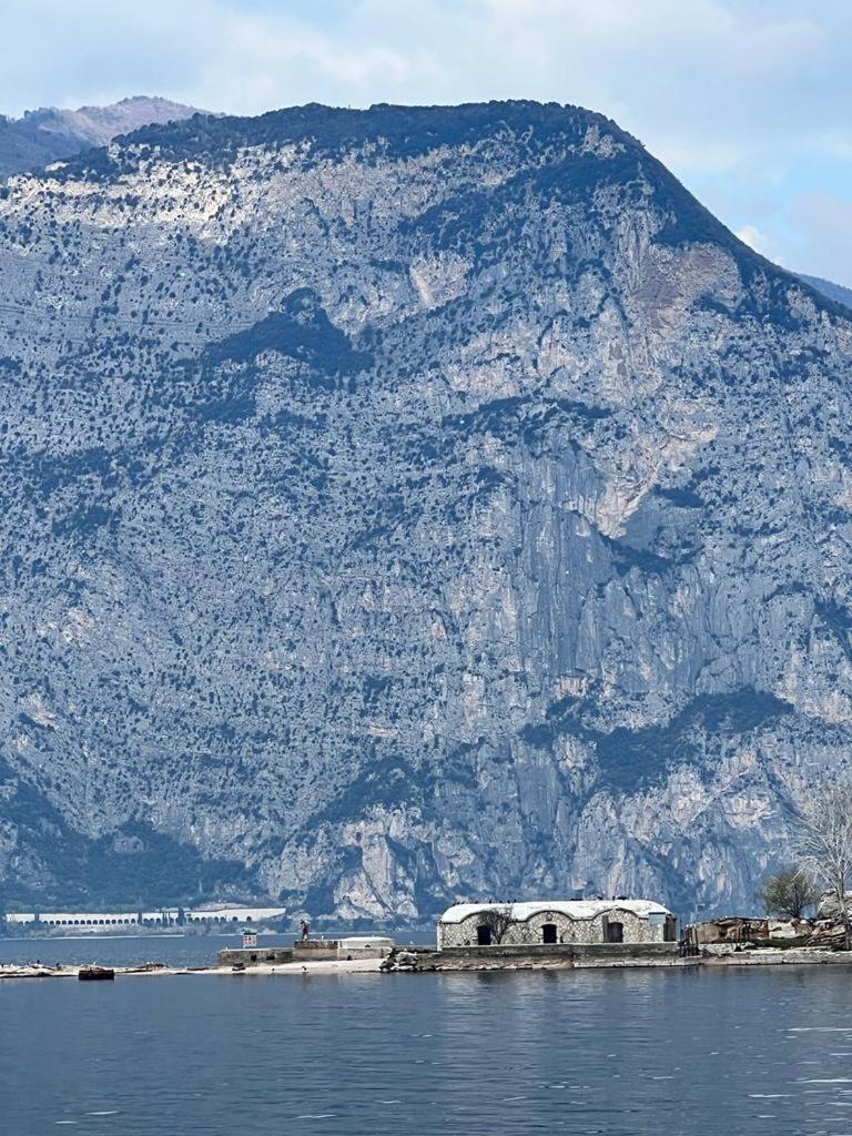 Absentia 1763 Garda Boutique Home - Lake Front Brenzone sul Garda Ngoại thất bức ảnh